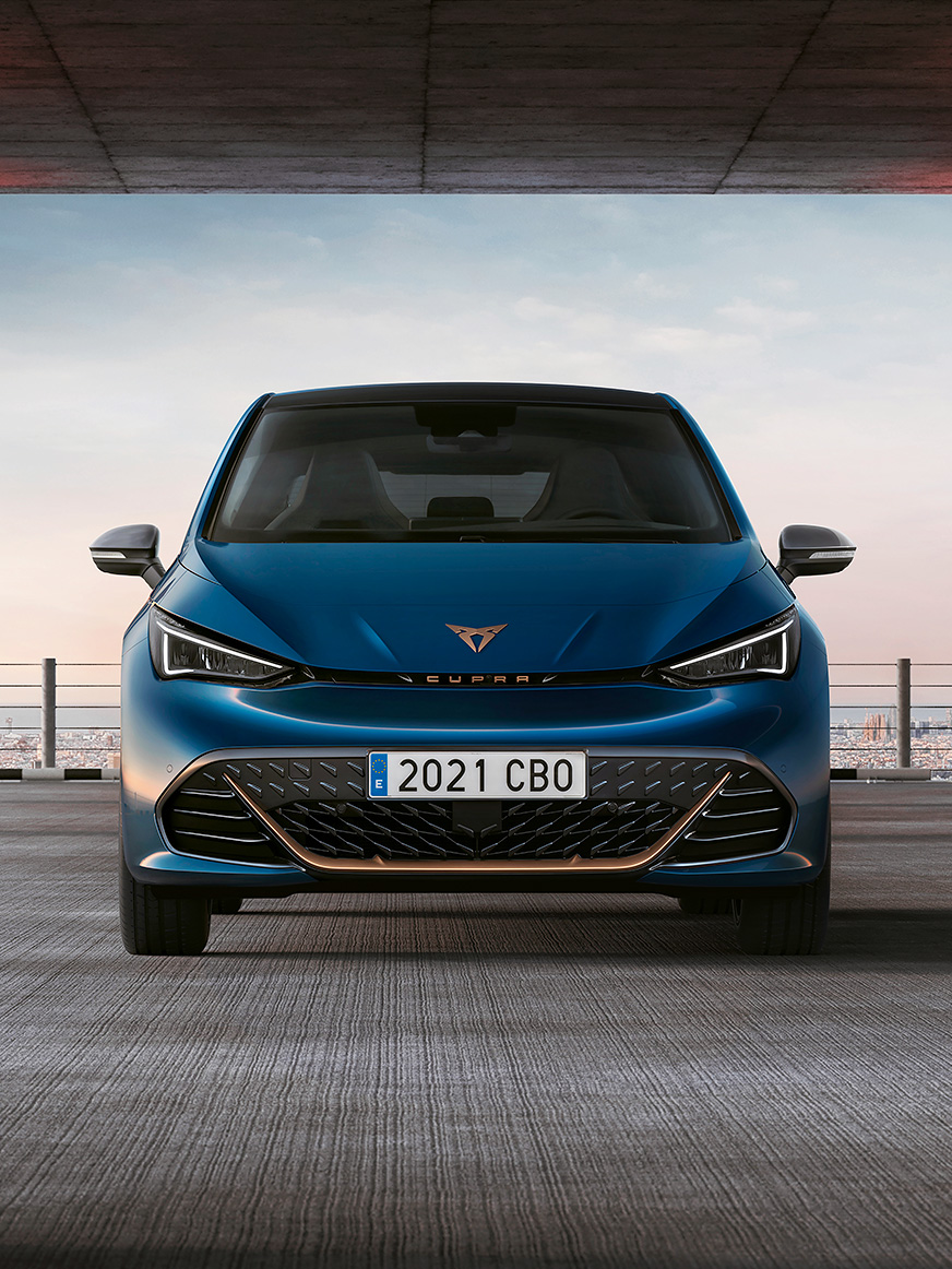 Front view of the CUPRA Formentor VZ5 magnetic Tech colour in the road
