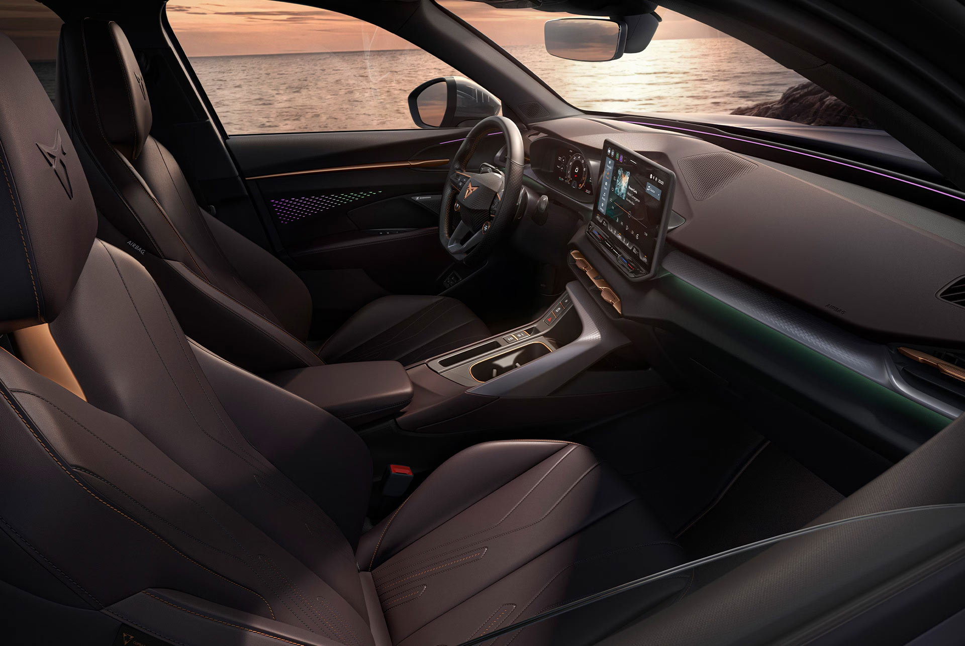 Interior view of the CUPRA Ateca dashboard, highlighting the six versatile driving modes, DSG automatic gearbox and 4WD technology for an enriched driving experience.