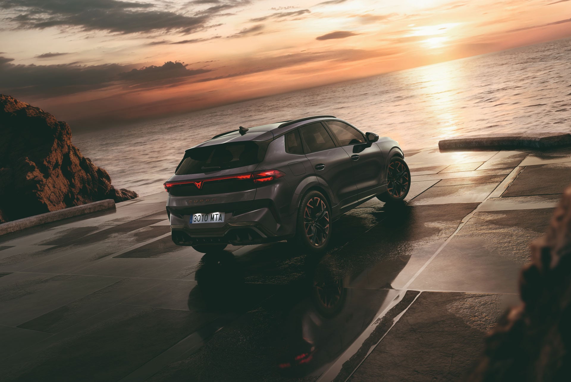 Side view of the CUPRA Ateca, emphasizing the vehicle's 300-horsepower engine capable of reaching 100km/h in just 4.9 seconds.